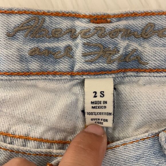Abercrombie & Fitch Light Wash Destroyed Emma Jeans Size 2S - Picture 4 of 15